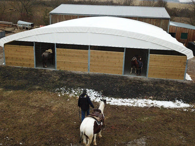 Stáj pro koně pro dočasné ustájení koní na farmě