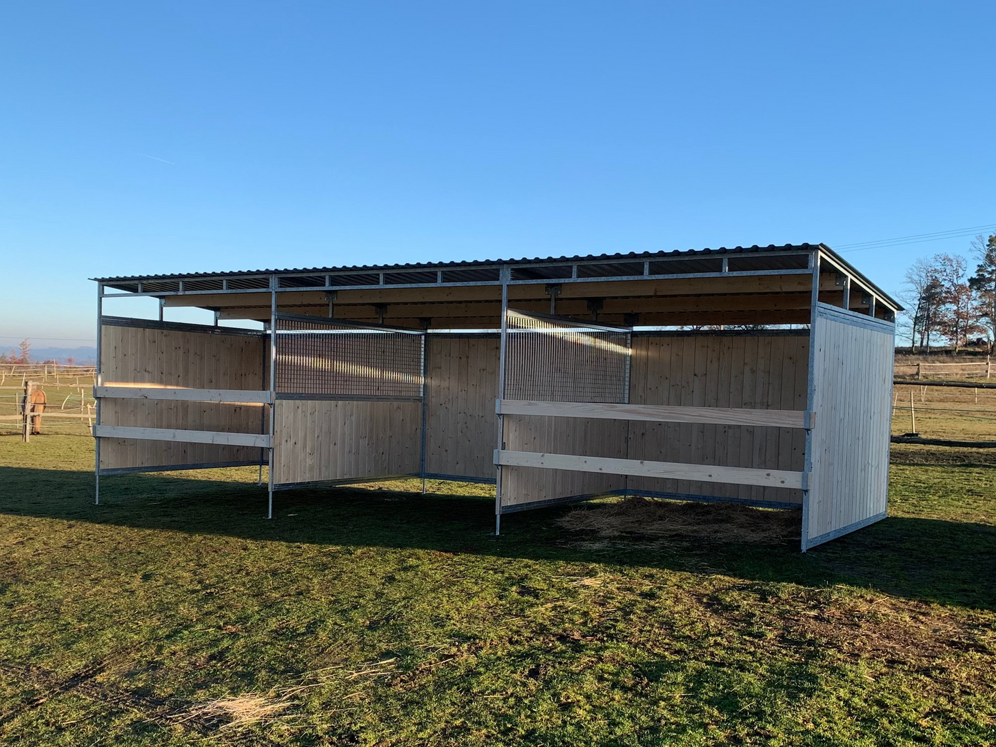 Dřevěný přístřešek pro koně 3 x 9 m se závorami a dělícími stěnami