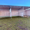 Dřevěný přístřešek pro koně 3 x 9 m se závorami a dělícími stěnami